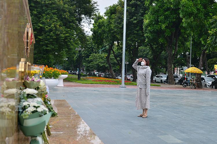 &quot;Tôi thật sự xúc động và thấy biết ơn 3 đồng chí đã hy sinh nói riêng và toàn lực lượng Cảnh sát phòng cháy chữa cháy và cứu nạn cứu hộ nói chung. Sự hy sinh vì Tổ quốc của các anh rất đáng khâm phục và cảm động&quot;, chị Nguyễn Thị Ngọc Mai (quận Đống Đa, Hà Nội) nghẹn ngào chia sẻ.