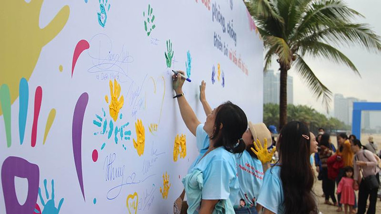 Đại biểu ấn tay, ký cam kết hưởng ứng hành động. Đại biểu ấn tay, ký cam kết hưởng ứng hành động.