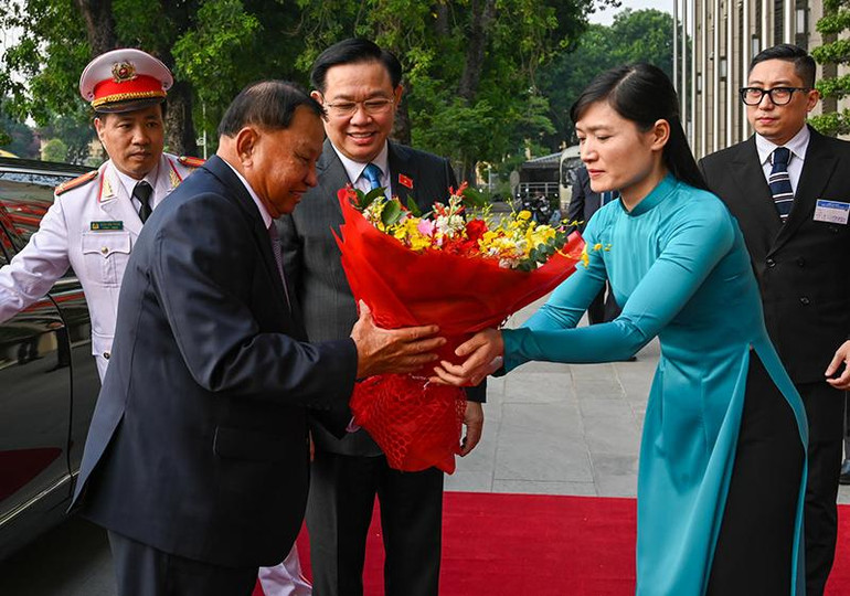 Nhân viên Văn phòng Quốc hội tặng hoa chào mừng Chủ tịch Thượng viện Vương quốc Campuchia.