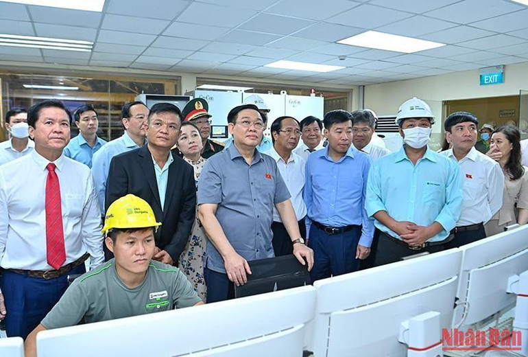 Chủ tịch Quốc hội Vương Đình Huệ thăm dây chuyền sản xuất tại Nhà máy gỗ MDF DongWha.