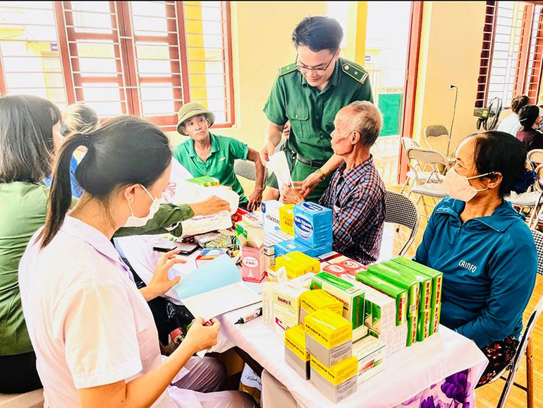 Đoàn viên thanh niên khám và cấp thuốc miễn phí cho người dân.
