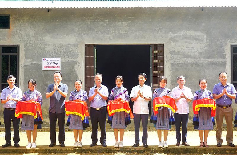 Cắt băng khánh thành nhà hỗ trợ các hộ nghèo huyện Mường Khương.