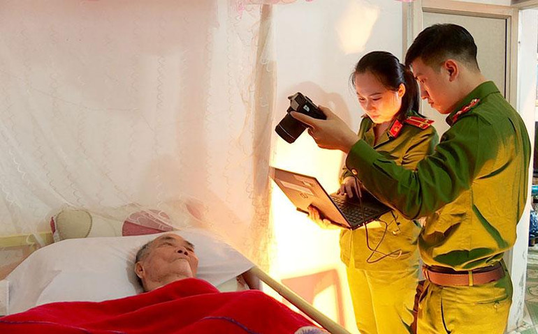 Cán bộ, chiến sĩ Công an huyện Hòa An, tỉnh Cao Bằng đến tận giường bệnh làm thủ tục cấp căn cước công dân.