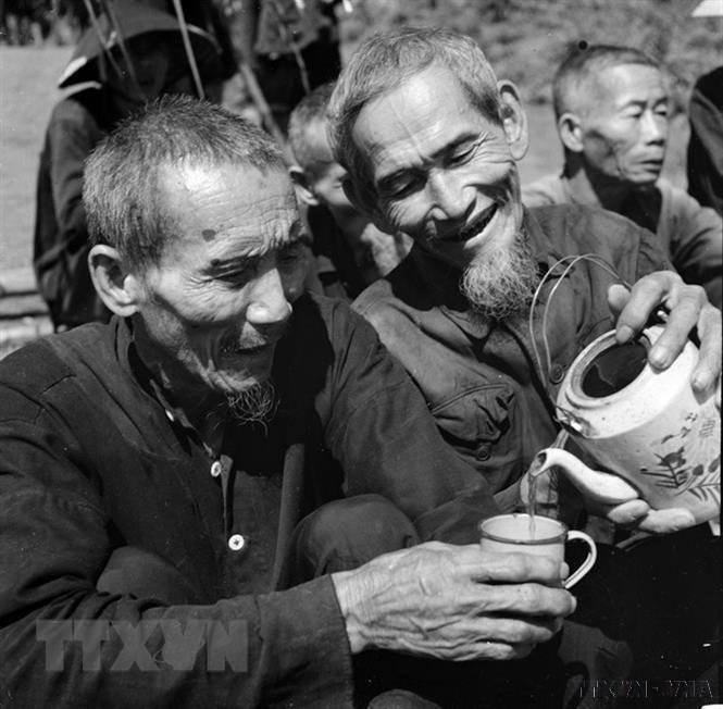 Phút nghỉ ngơi của các cụ cao niên hợp tác xã Xuân Tùng, Vĩnh Giang, Vĩnh Linh khi tham gia công việc bện dây neo phục vụ cho giao thông vận tải để con cháu đi làm nhiệm vụ sản xuất và chiến đấu, góp phần đánh thắng giặc Mỹ xâm lược (1965). (Nguồn: TTXVN)