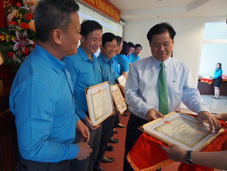 Lãnh đạo Tập đoàn Công nghiệp cao-su Việt Nam trao Bằng khen cho các đơn vị tổ chức sôi nổi “Tháng Công nhân năm 2022”. Lãnh đạo Tập đoàn Công nghiệp cao-su Việt Nam trao Bằng khen cho các đơn vị tổ chức sôi nổi “Tháng Công nhân năm 2022”.