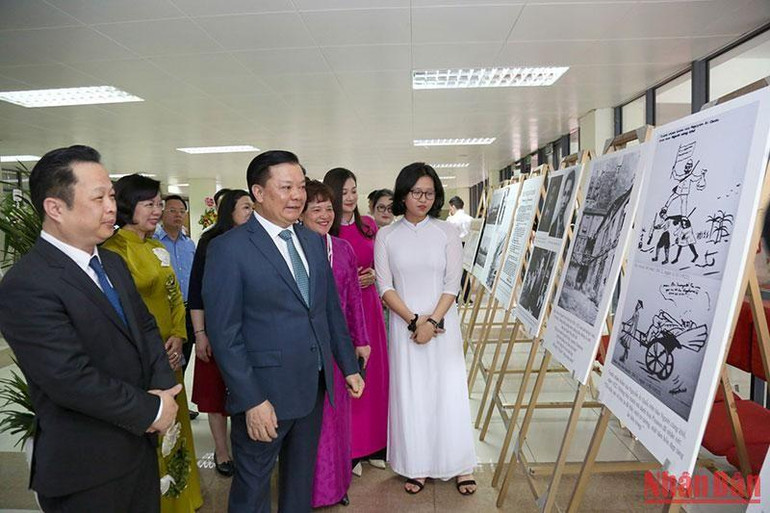 Bí thư Thành ủy Đinh Tiến Dũng tham quan phòng truyền thống của nhà Trường. (Ảnh Duy Linh) Bí thư Thành ủy Đinh Tiến Dũng tham quan phòng truyền thống của nhà Trường. (Ảnh Duy Linh)