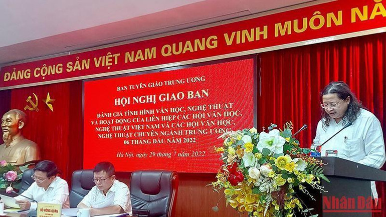 Vụ trưởng Văn hóa-Văn nghệ Nguyễn Minh Nhựt trình bày báo cáo sơ kết 6 tháng đầu năm 2022.