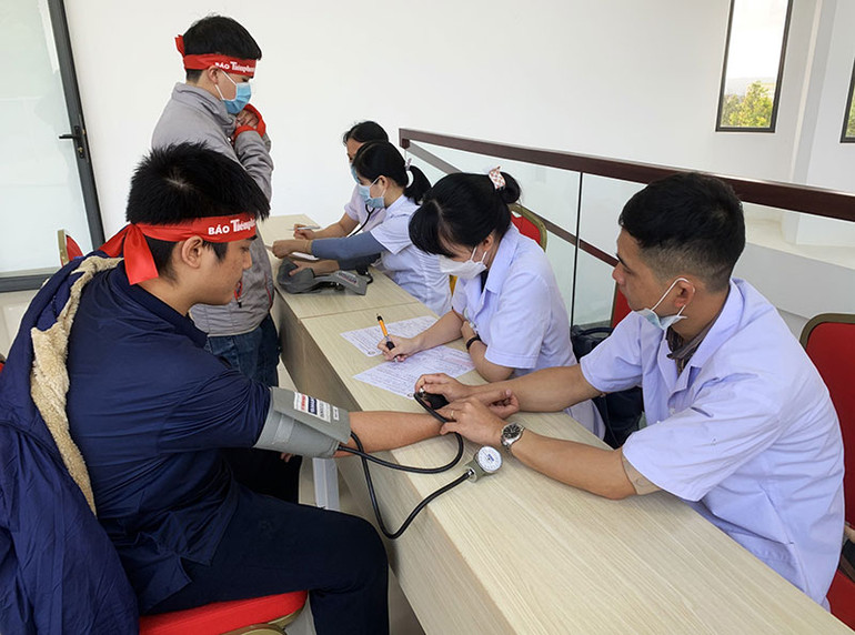 Trước khi hiến máu, các sinh viên, tình nguyện viên được kiểm tra sức khỏe và huyết áp, bảo đảm sức khỏe. Trước khi hiến máu, các sinh viên, tình nguyện viên được kiểm tra sức khỏe và huyết áp, bảo đảm sức khỏe.