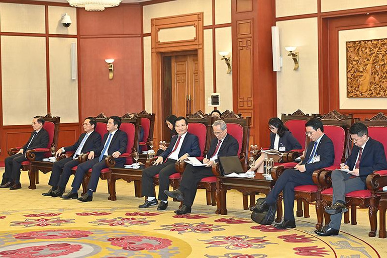 Đoàn đại biểu Việt Nam tại buổi tiếp.