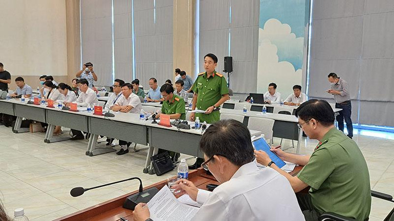 Đại tá Nguyễn Thành Điệp, Phó Giám đốc Công an tỉnh Bình Dương thông tin về vụ cháy.