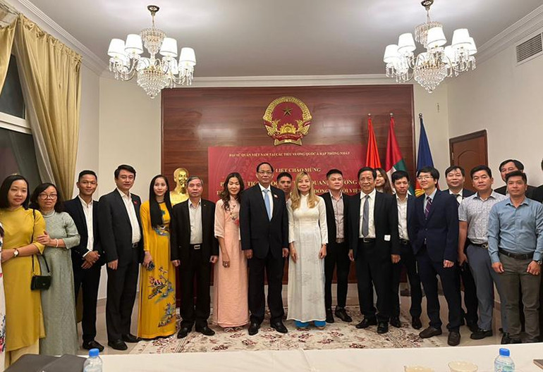 Thượng tướng, Phó Chủ tịch Quốc hội Trần Quang Phương chụp ảnh cùng với Đại sứ quán và cộng đồng người Việt Nam tại UAE. Thượng tướng, Phó Chủ tịch Quốc hội Trần Quang Phương chụp ảnh cùng với Đại sứ quán và cộng đồng người Việt Nam tại UAE.