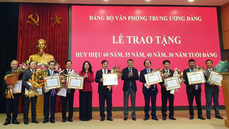 Đồng chí Lê Minh Hưng và đồng chí Lâm Thị Phương Thanh trao Huy hiệu 55 năm, 40 năm, 30 năm tuổi Đảng và tặng hoa các đảng viên.