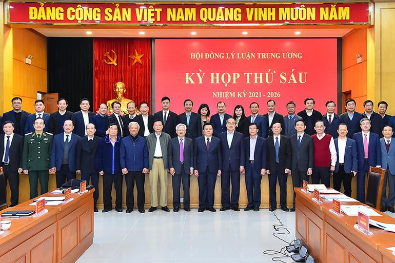 Đồng chí Nguyễn Xuân Thắng, Ủy viên Bộ Chính trị, Giám đốc Học viện Chính trị Quốc gia Hồ Chí Minh, Chủ tịch Hội đồng Lý luận Trung ương cùng các đồng chí lãnh đạo, thành viên Hội đồng và đại biểu tại kỳ họp. Đồng chí Nguyễn Xuân Thắng, Ủy viên Bộ Chính trị, Giám đốc Học viện Chính trị Quốc gia Hồ Chí Minh, Chủ tịch Hội đồng Lý luận Trung ương cùng các đồng chí lãnh đạo, thành viên Hội đồng và đại biểu tại kỳ họp.