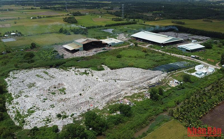 Các nhà khoa học cảnh báo rằng, chôn lấp không phải là giải pháp hiệu quả mà còn nguy cơ ô nhiễm môi trường nước nghiêm trọng.