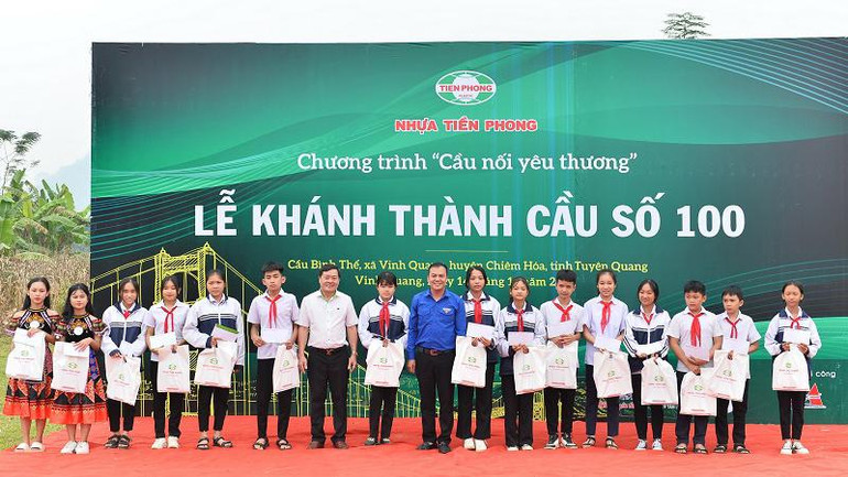 Trao quà cho học sinh vượt khó học giỏi.