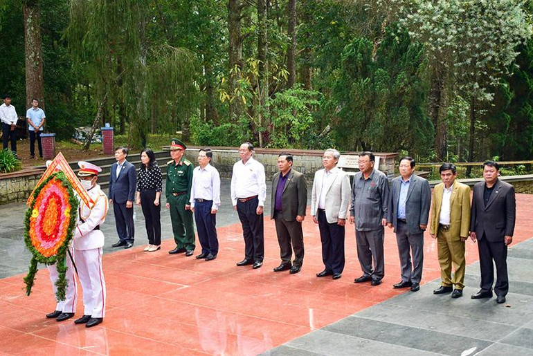 Đoàn công tác của Quốc hội và lãnh đạo tỉnh Lâm Đồng dâng hoa tưởng niệm các Anh hùng liệt sĩ tại Nghĩa trang liệt sĩ Đà Lạt.