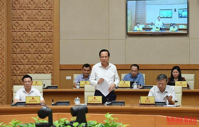 Bộ trưởng Lao động-Thương binh và Xã hội Đào Ngọc Dung trình bày nội dung về thị trường lao động và dự báo cũng như đề xuất đôn đốc triển khai chính sách hỗ trợ công nhân về nhà ở. Bộ trưởng Lao động-Thương binh và Xã hội Đào Ngọc Dung trình bày nội dung về thị trường lao động và dự báo cũng như đề xuất đôn đốc triển khai chính sách hỗ trợ công nhân về nhà ở.