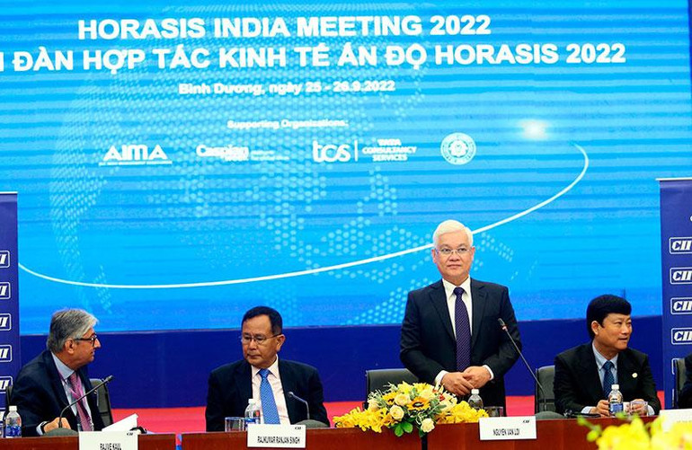 Bí thư Tỉnh ủy Bình Dương Nguyễn Văn Lợi phát biểu ý kiến tại buổi làm việc.