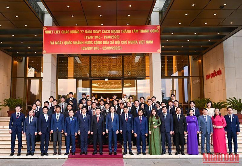 Chủ tịch Quốc hội Vương Đình Huệ chụp ảnh lưu niệm với Đoàn đại biểu Ban Thanh niên Đảng Dân chủ tự do Nhật Bản.