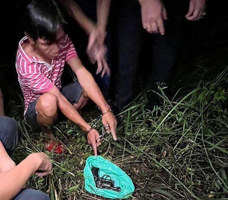 Công an thu giữ khẩu súng Dũng dùng để cướp ngân hàng. Công an thu giữ khẩu súng Dũng dùng để cướp ngân hàng.