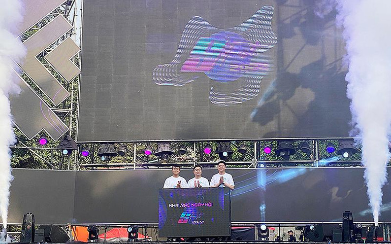 Đại diện Trung ương Hội Sinh viên Việt Nam và Hội Sinh viên thành phố Hà Nội thực hiện nghi thức khởi động VUG 9.