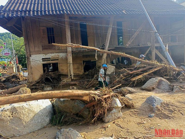 Suối Huồi Giảng còn lại cây, đất đá.