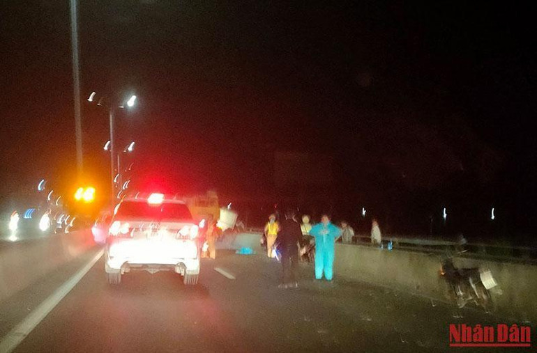 Lực lượng chức năng có mặt tại hiện trường điều tiết giao thông. (Ảnh: HỮU NGHĨA) Lực lượng chức năng có mặt tại hiện trường điều tiết giao thông. (Ảnh: HỮU NGHĨA)