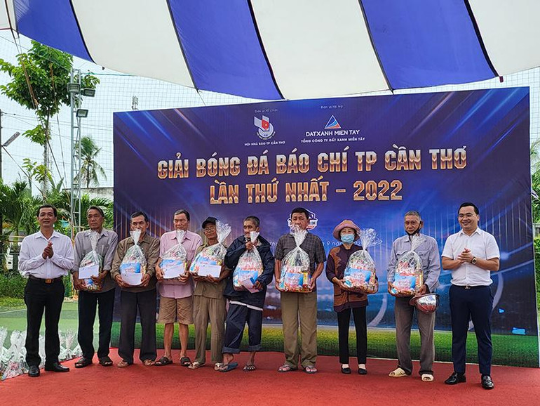 Ban Tổ chức trao 70 phần quà cho 70 hộ nghèo.