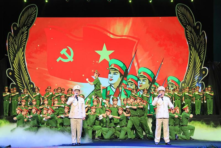 Chương trình được xây dựng theo hình thức giao hưởng-đại hợp xướng. (Ảnh: QUANG VINH)