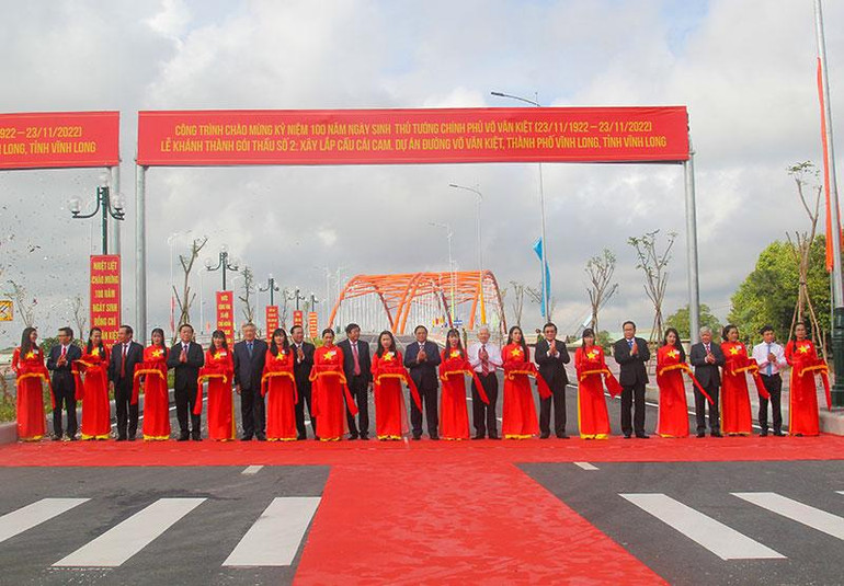 Thủ tướng Phạm Minh Chính cùng lãnh đạo, nguyên lãnh đạo Đảng, Nhà nước dự lễ khánh thành cầu Cái Cam 2. (Ảnh: BÁ DŨNG)