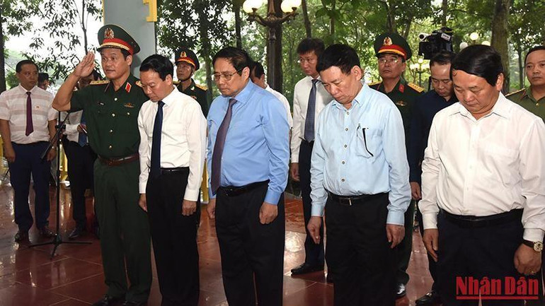 Thủ tướng Phạm Minh Chính và đoàn công tác dâng hương tại Khu tưởng niệm Chủ tịch Hồ Chí Minh, thị xã Nghĩa Lộ, Yên Bái.