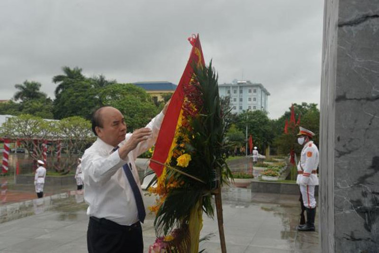 Chủ tịch nước Nguyễn Xuân Phúc dâng hoa tưởng niệm Tổng Bí thư Nguyễn Văn Linh, tại Đài tưởng niệm Tổng Bí thư Nguyễn Văn Linh, thành phố Hưng Yên tỉnh Hưng Yên.