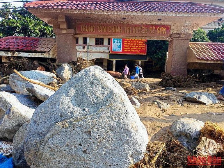 Trung tâm chính trị huyện sau khi lũ đi qua.