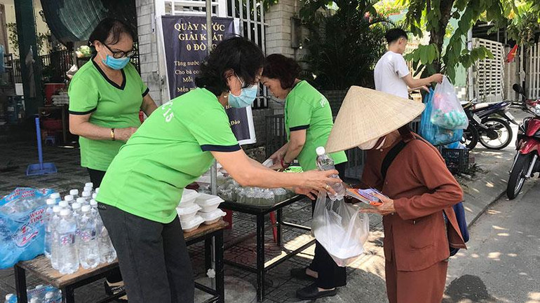 Trao cơm 0 đồng cho người lao động nghèo.