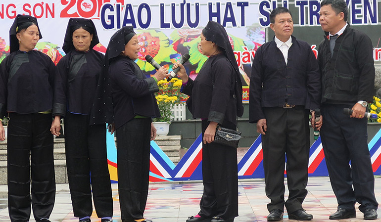 Hát giao lưu Sli, lượn của bà con dân tộc Nùng, huyện Cao Lộc (tỉnh Lạng Sơn).