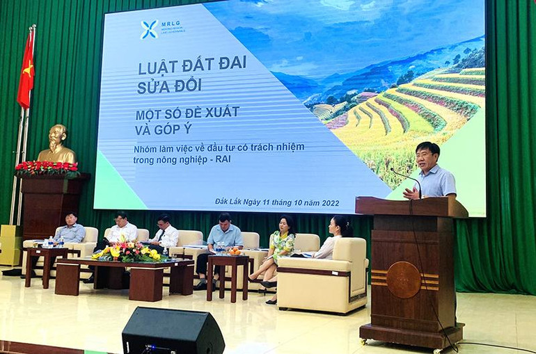 Thạc sĩ Nguyễn Đức Thịnh, Trung tâm nghiên cứu phát triển cộng đồng nông thôn tham luận tại Hội thảo.