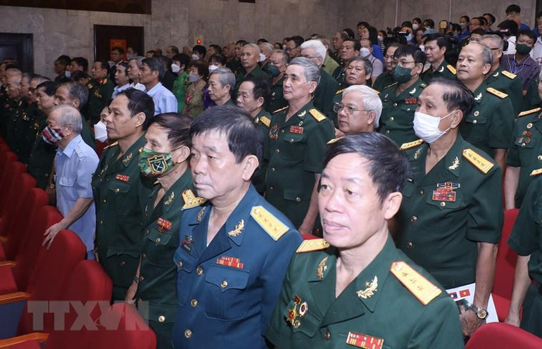 Các cựu chiến binh, quân tình nguyện, chuyên gia Việt Nam từng chiến đấu và công tác tại Lào dự lễ kỷ niệm. (Ảnh: Lâm Khánh/TTXVN)