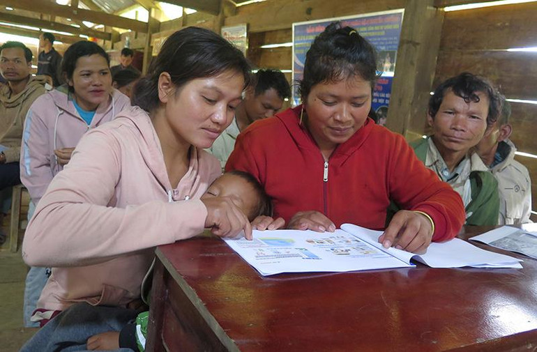 Tuyên truyền cách phòng, tránh động đất cho người dân xã Măng Cành, huyện Kon Plông.