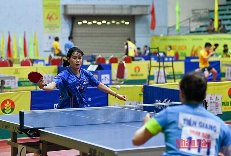 Tay vợt Nguyễn Thị Nga (Hà Nội 1) giành 2 thắng lợi trong trận đấu với Tiền Giang.