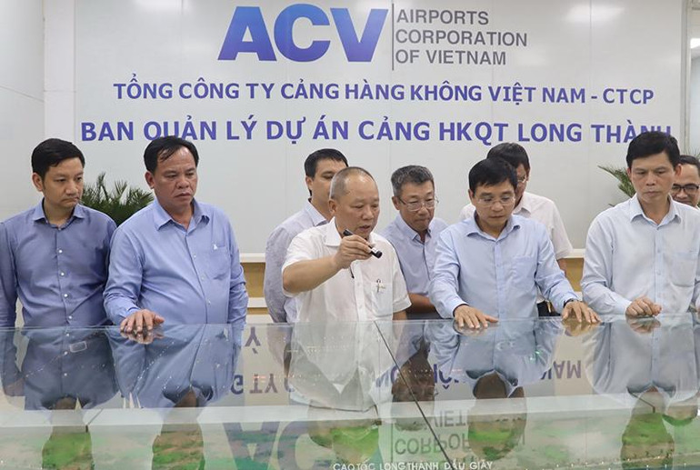 Đoàn công tác Bộ Giao thông vận tải khảo sát tổng thể dự án sân bay Long Thành trên sa bàn.