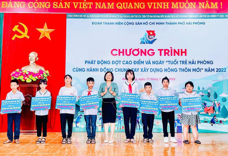 Trao hỗ trợ sinh hoạt phí tặng trẻ em có hoàn cảnh khó khăn.