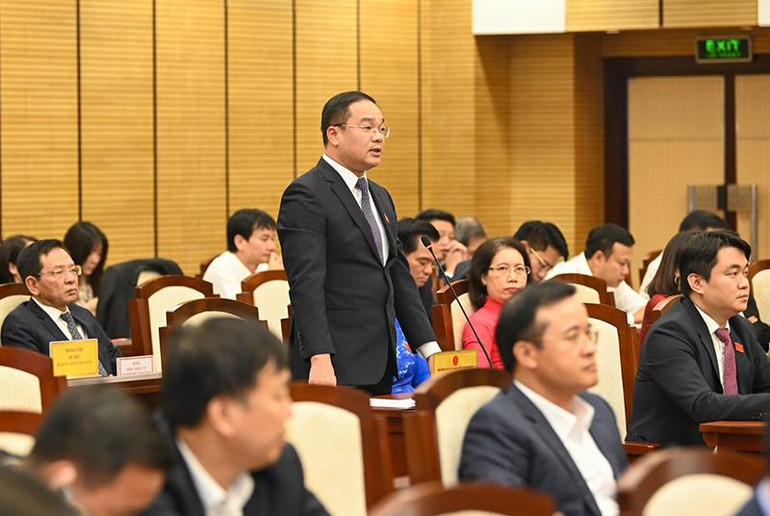 Đại biểu Nguyễn Ngọc Việt phát biểu chất vấn tại phiên họp. (Ảnh: DUY LINH) Đại biểu Nguyễn Ngọc Việt phát biểu chất vấn tại phiên họp. (Ảnh: DUY LINH)