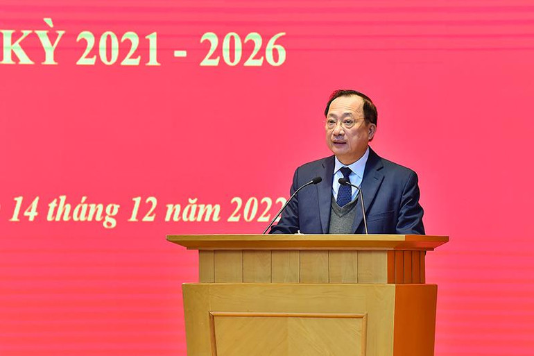 Phó Giáo sư, Tiến sĩ Nguyễn Văn Thành, Phó Chủ tịch Hội đồng Lý luận Trung ương trình bày tóm tắt Dự thảo “Báo cáo kết quả thực hiện công tác năm 2022, kế hoạch công tác năm 2023” của Hội đồng. Phó Giáo sư, Tiến sĩ Nguyễn Văn Thành, Phó Chủ tịch Hội đồng Lý luận Trung ương trình bày tóm tắt Dự thảo “Báo cáo kết quả thực hiện công tác năm 2022, kế hoạch công tác năm 2023” của Hội đồng.