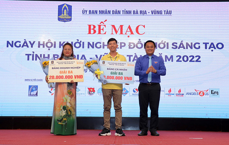 Ban tổ chức trao giải ba cho các tác giả đạt giải tại cuộc thi “Khởi nghiệp đổi mới sáng tạo tỉnh Bà Rịa-Vũng Tàu năm 2022”.
