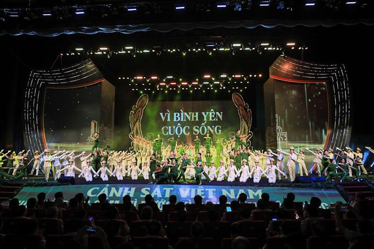 Sân khấu được thiết kế công phu với hệ thống màn hình Led tương tác với công nghệ hiện đại. (Ảnh: QUANG VINH)