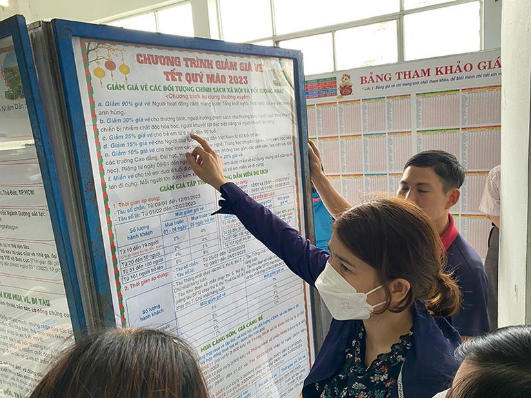 Nhiều người tham khảo thông tin giờ tàu và giá vé tại ga Sài Gòn trước khi đặt mua vé.