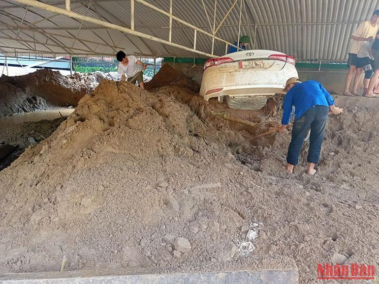 Xe ô-tô ở gara Trung tâm Chính trị cắm trong bùn sau lũ.