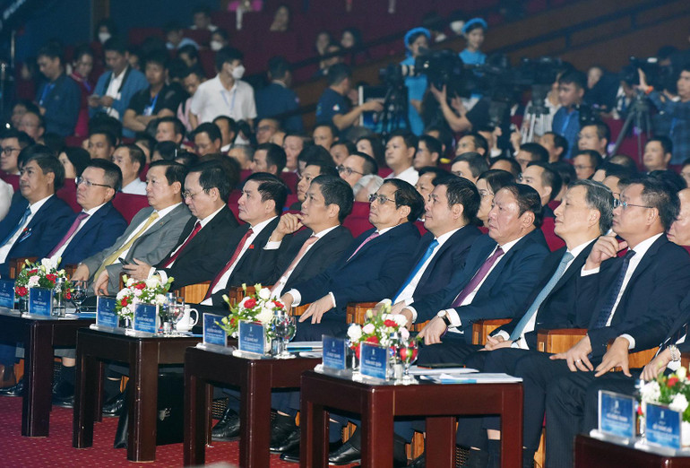 Thủ tướng Phạm Minh Chính và các đại biểu tham dự Lễ công bố sản phẩm đạt Thương hiệu quốc gia Việt Nam năm 2022.