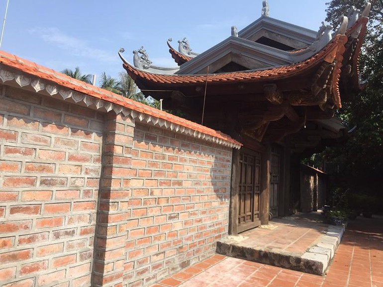 Bức tường mới toanh đầy diêm dúa phá hỏng không gian cổ kính.