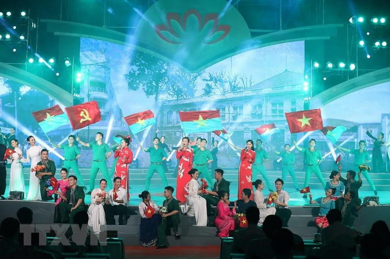 Một tiết mục văn nghệ trong Chương trình nghệ thuật “Dấu ấn Võ Văn Kiệt”. (Ảnh: Dương Giang/TTXVN)